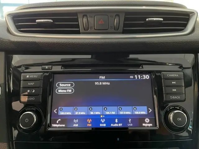 Vue rapprochée de l'écran multimédia noir du Nissan Qashqai 2020 affichant la radio FM à 95,8 MHz avec commandes autour.