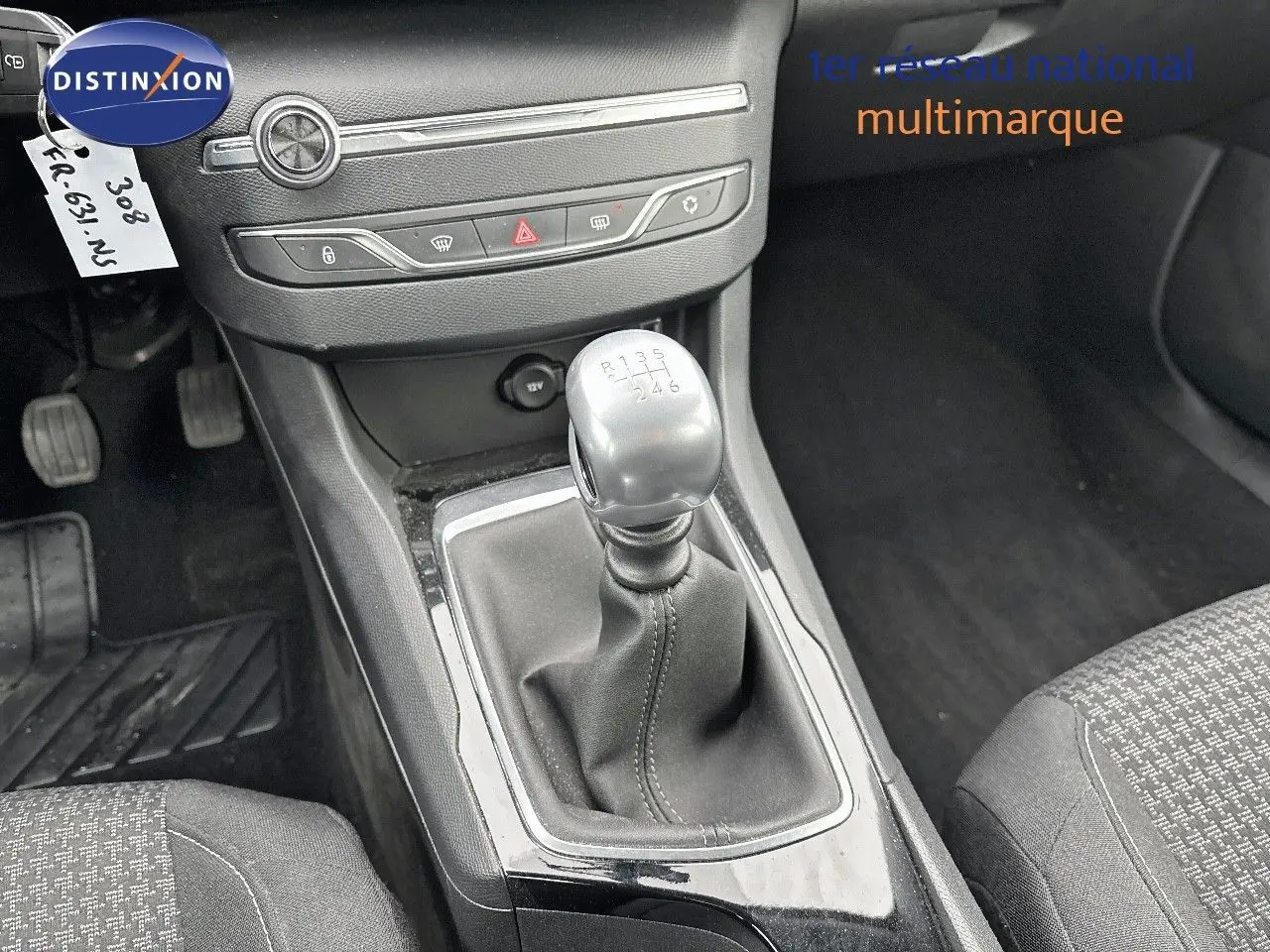 Le levier de vitesses manuel de la Peugeot 308 2019 gris Artense, vue centrée sur la console centrale.