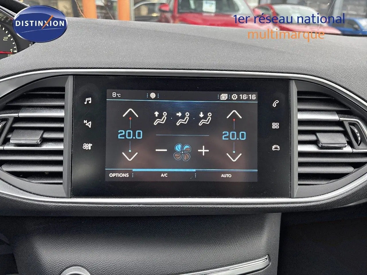 Écran tactile central de la Peugeot 308 gris Artense montrant la climatisation à 20°C en mode automatique.