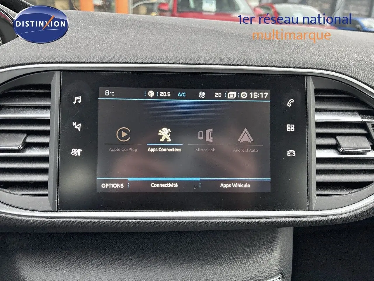 Écran tactile central de la Peugeot 308 gris Artense 2019 affichant les options Apple CarPlay et Android Auto.