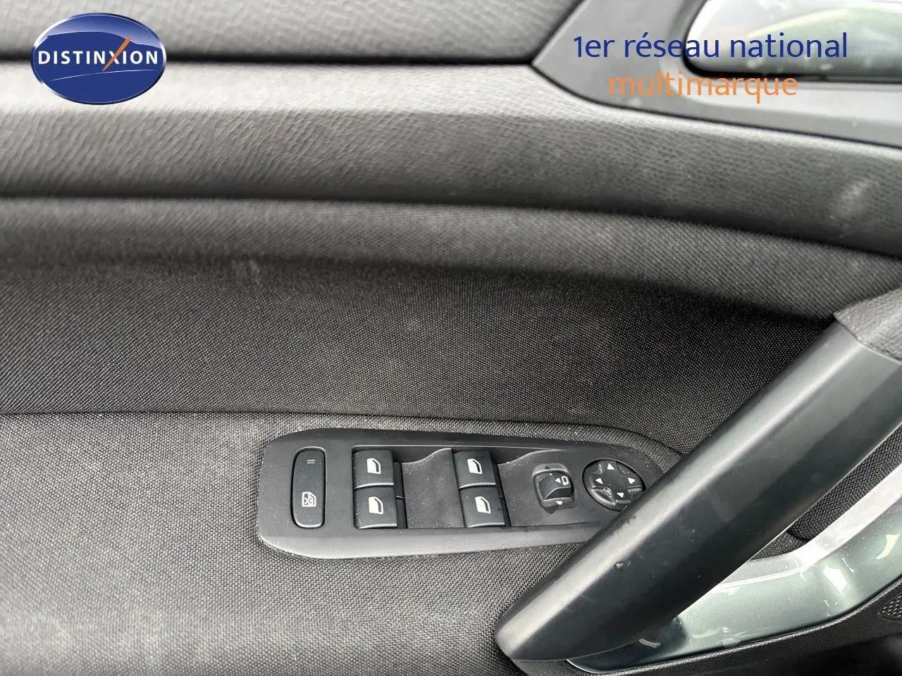 Panneau de porte côté gauche de Peugeot 308 gris Artense, avec commandes électriques des vitres et réglage des rétroviseurs.