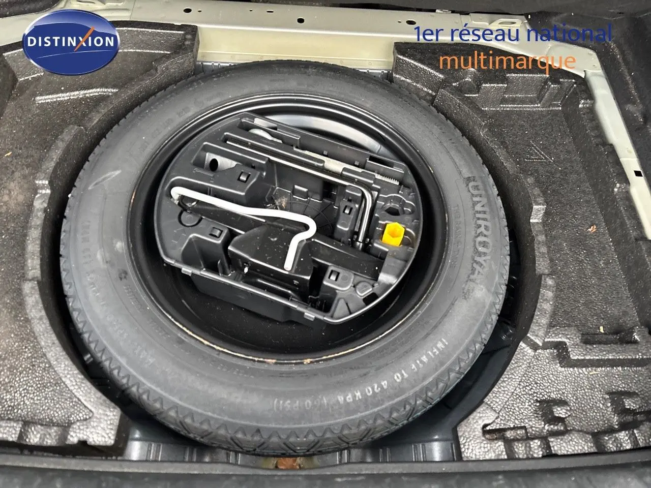 Roue de secours avec outillage intégré dans le coffre d'une Peugeot 308 gris Artense 2019 vue de dessus.