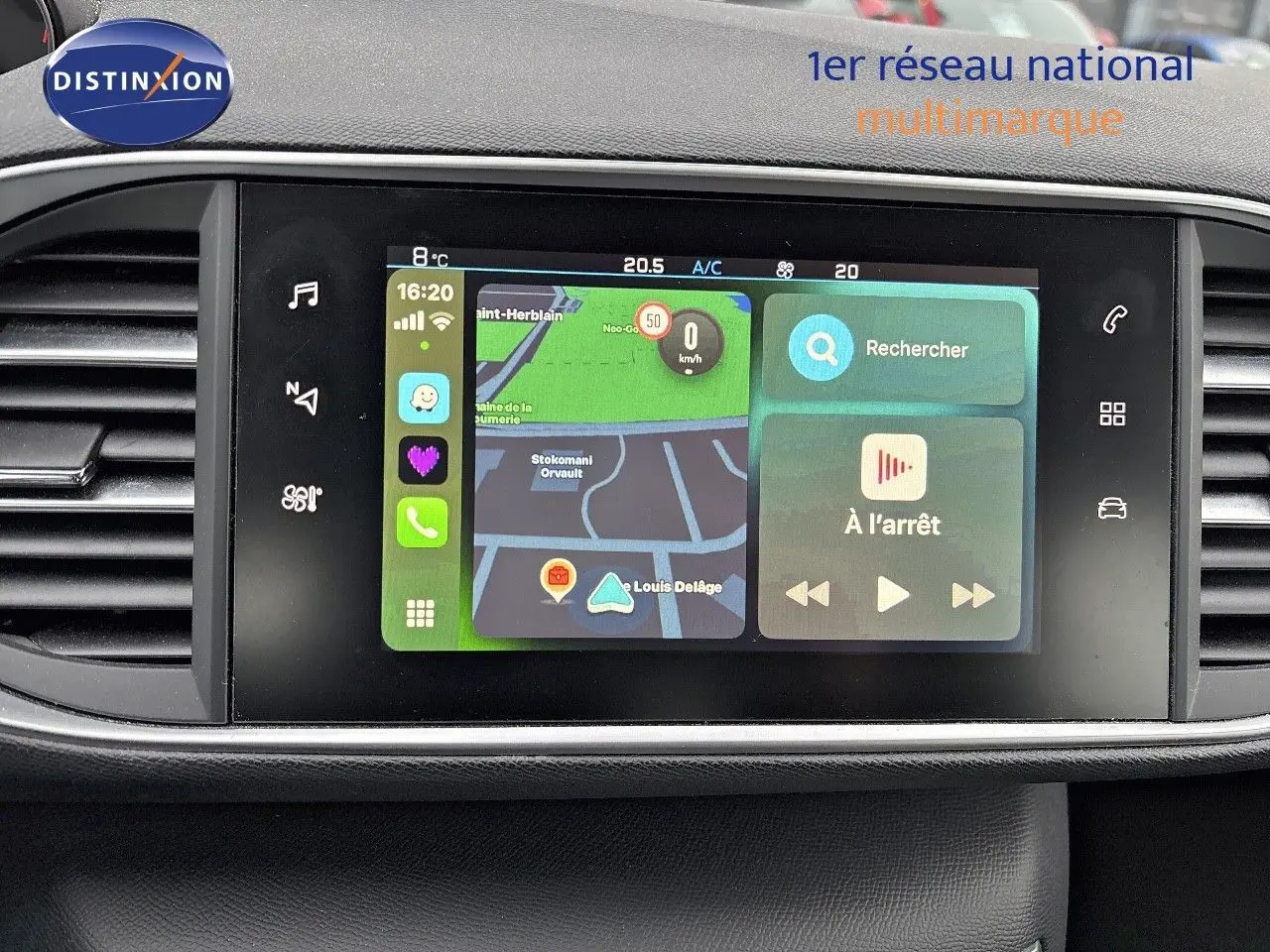 Écran tactile central du tableau de bord de la Peugeot 308 gris Artense, affichant la navigation et les commandes multimédia.
