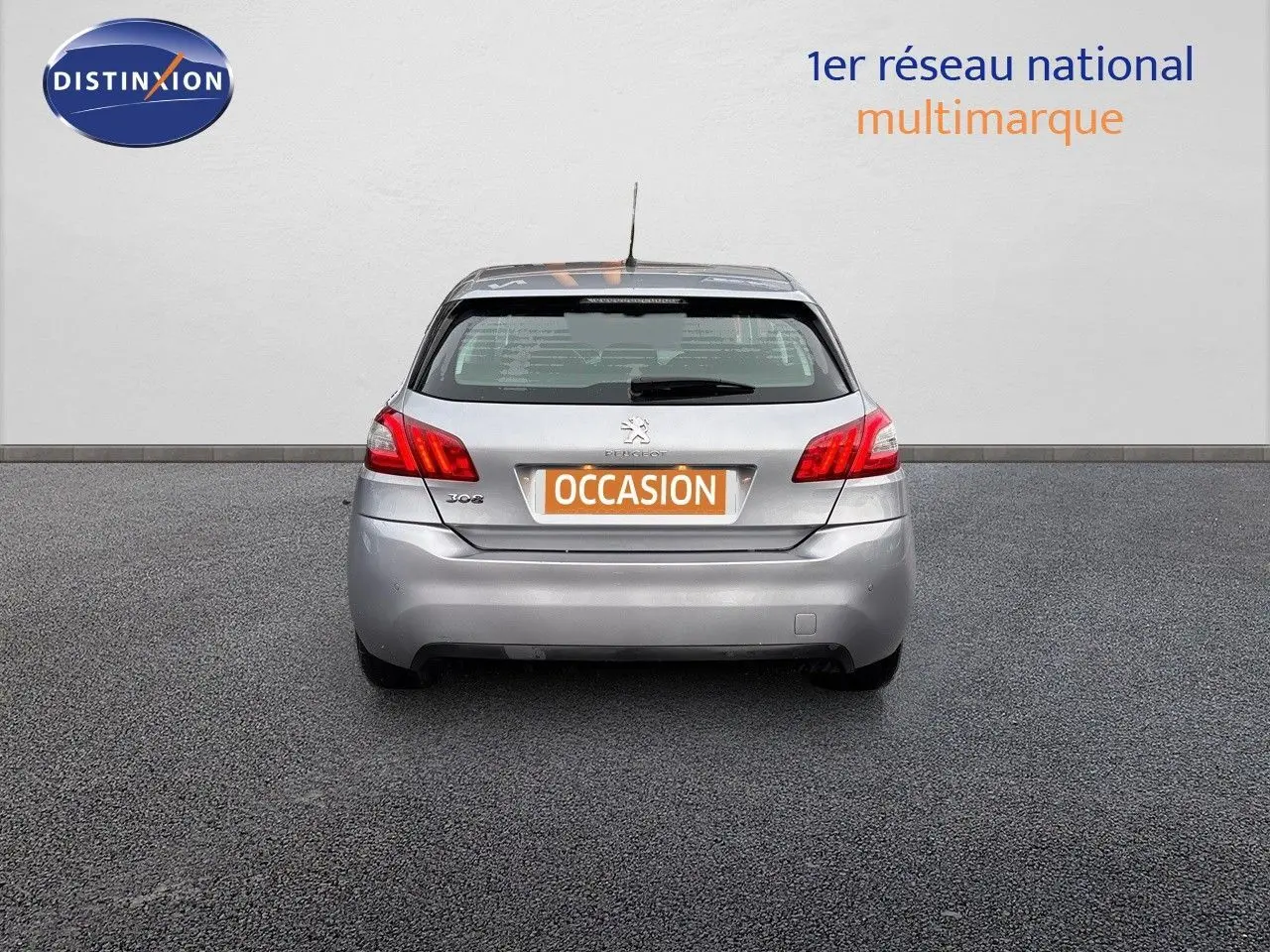 Vue arrière d'une Peugeot 308 gris Artense de 2019 avec plaque "OCCASION" sur fond neutre.