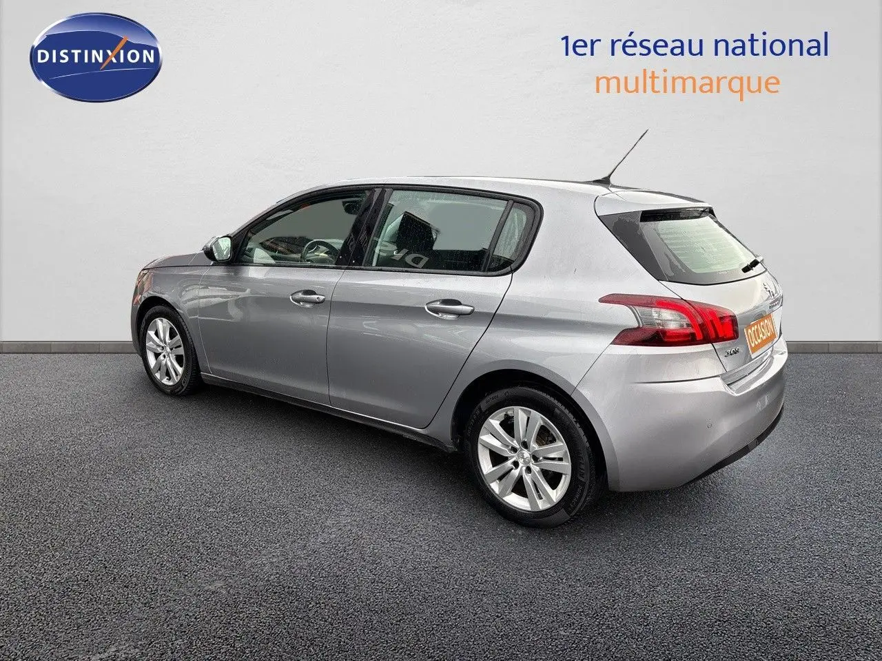 Peugeot 308 gris Artense vue de profil côté gauche, mettant en valeur ses lignes fluides et ses jantes alliage.
