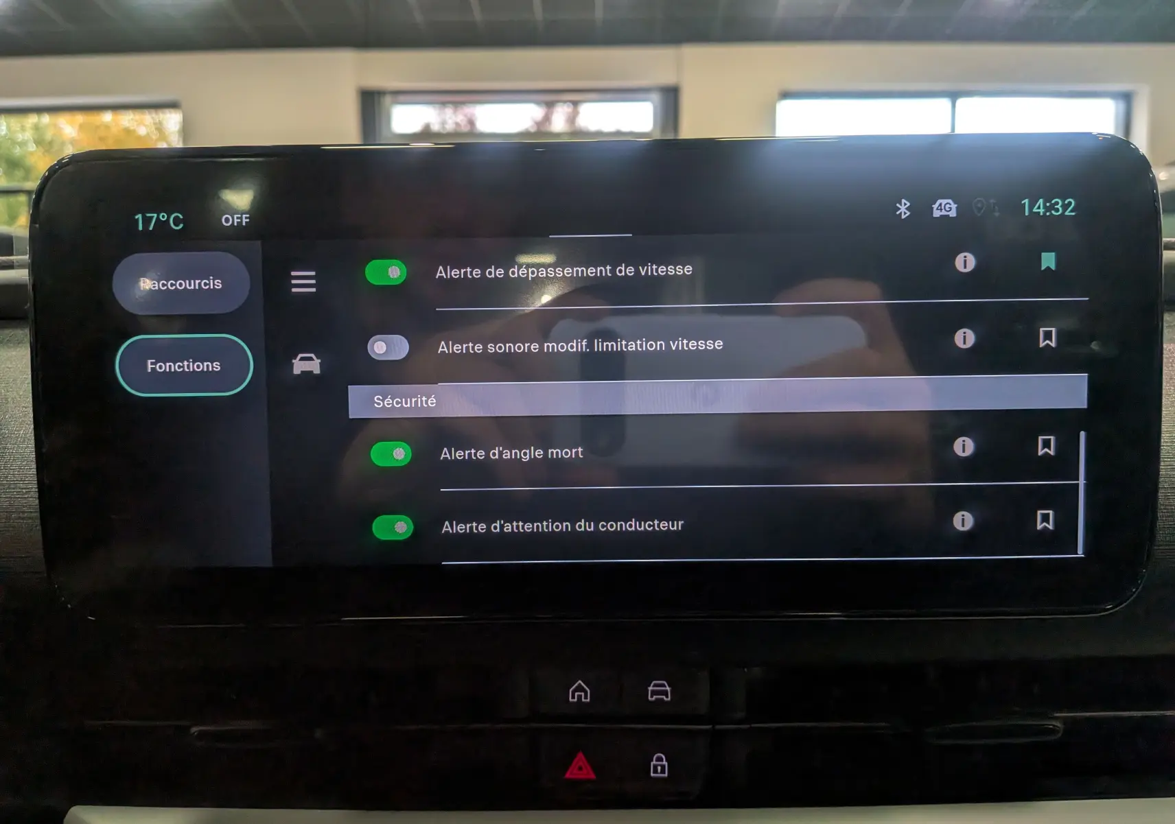 Écran tactile intérieur du tableau de bord de la FIAT 600 Hybrid 2025 montrant les alertes de sécurité activées.
