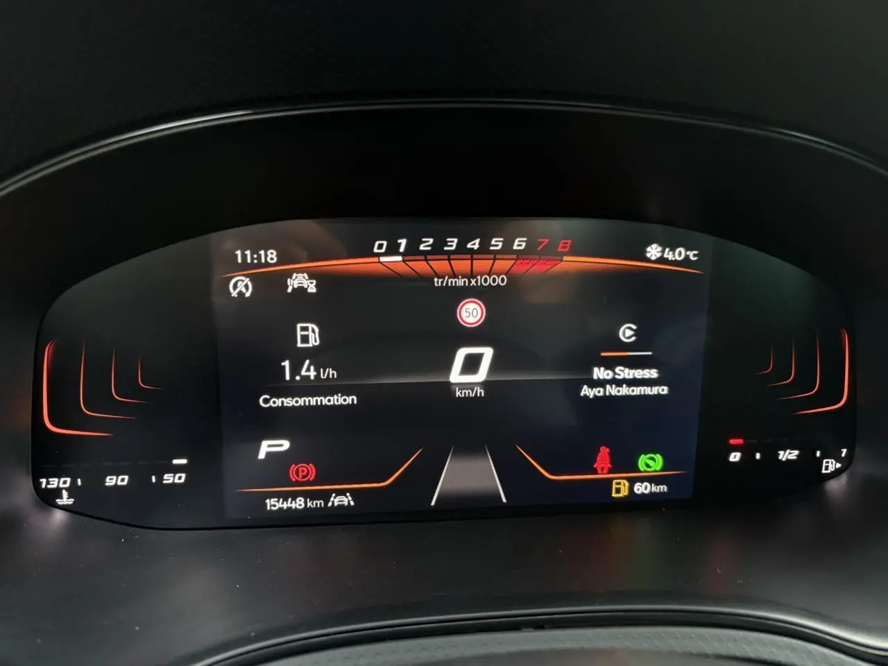 Tableau de bord digital du SEAT Arona 2025 affichant la consommation, vitesse à 0 km/h et température extérieure 4°C.