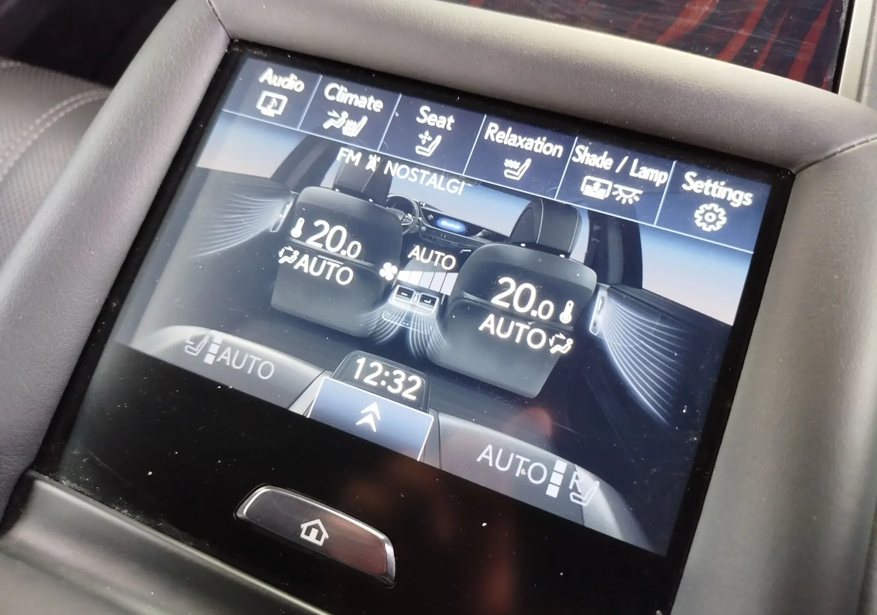 Écran tactile intérieur de la Lexus LS 500H 2020 montrant les réglages automatiques de climatisation et sièges chauffants.