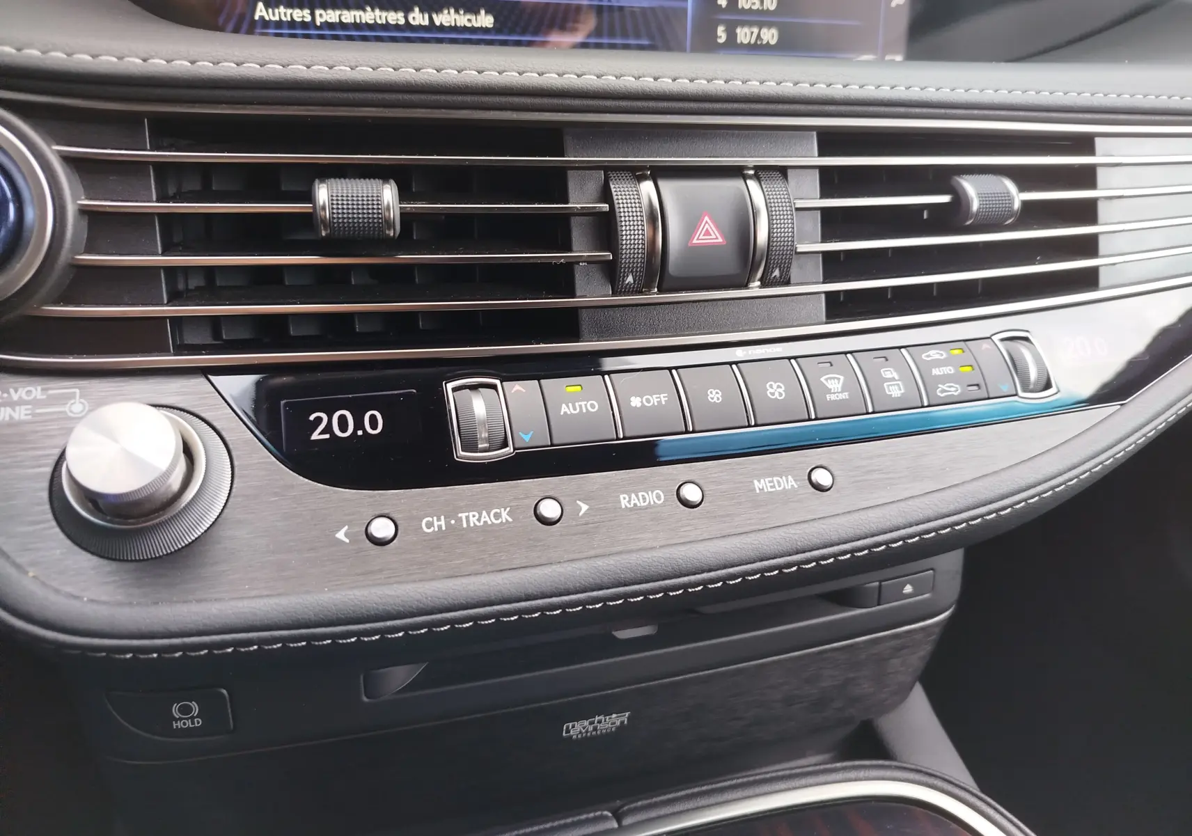 Détail du tableau de bord de la Lexus LS 500H 2020, montrant la console centrale avec commandes climatisation et audio.