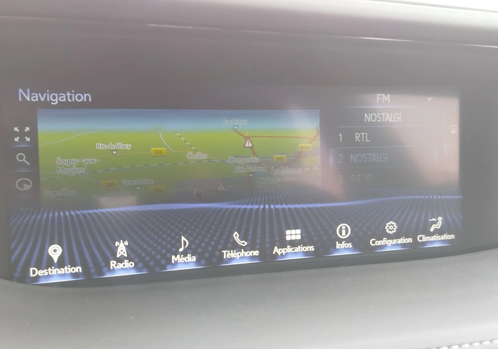 Écran central de navigation et multimédia du Lexus LS 500H 2020, affichant carte et options radio en intérieur gris.