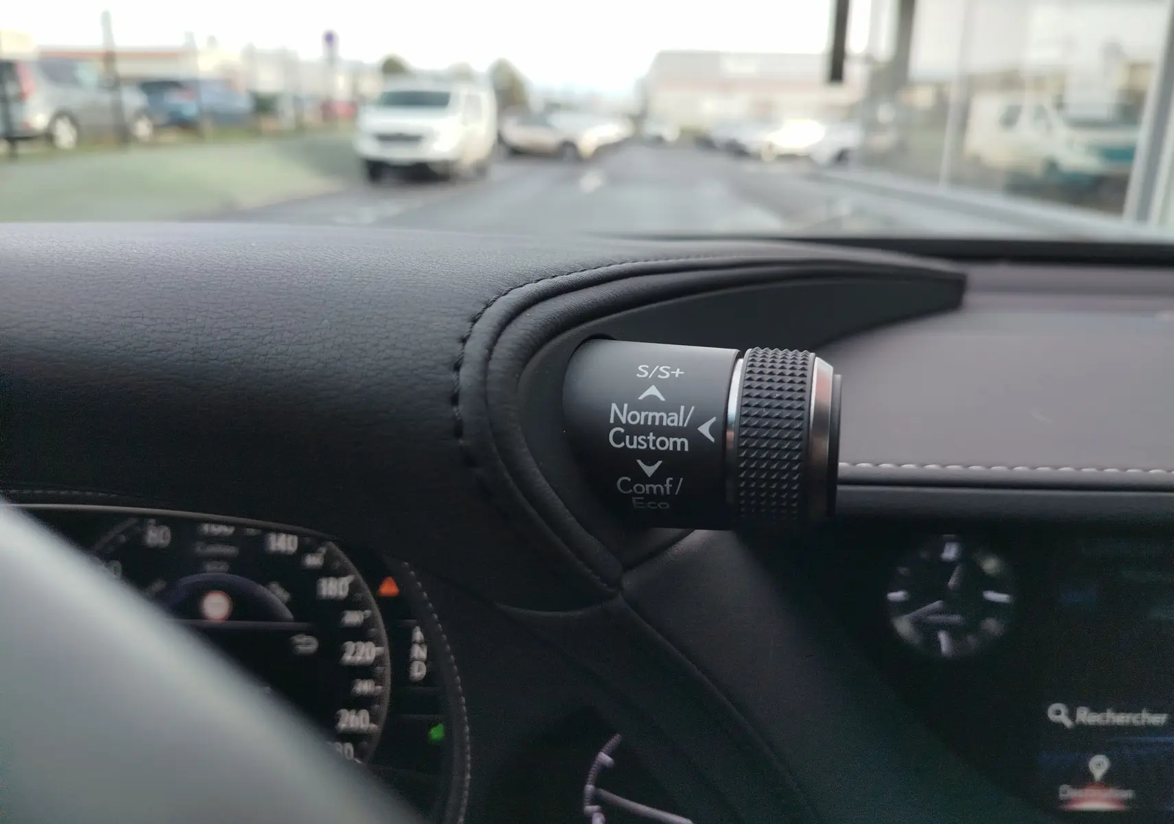 Détail du sélecteur de mode de conduite sur le tableau de bord en cuir noir d’une Lexus LS 500H gris manganèse, vue intérieure côté conducteur.