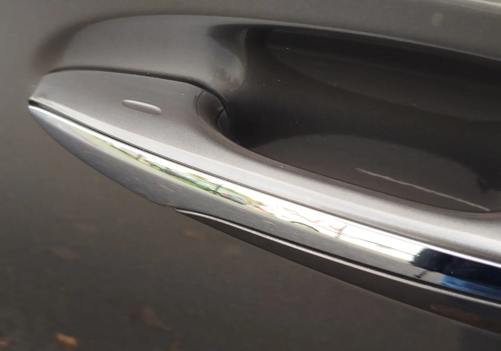 Poignée de porte gris manganèse avec insert chromé sur Lexus LS 500H 2020, vue rapprochée côté gauche.