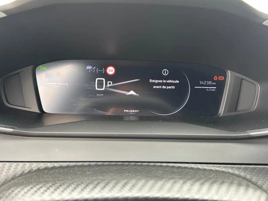 Affichage numérique du tableau de bord du Peugeot 2008 Hybrid 145 e-DCS6 Allure montrant la vitesse, l'autonomie et les alertes.