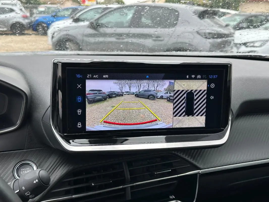 Vue intérieure du tableau de bord du Peugeot 2008 Hybrid 145 Allure 2025, écran tactile affichant la caméra de recul.