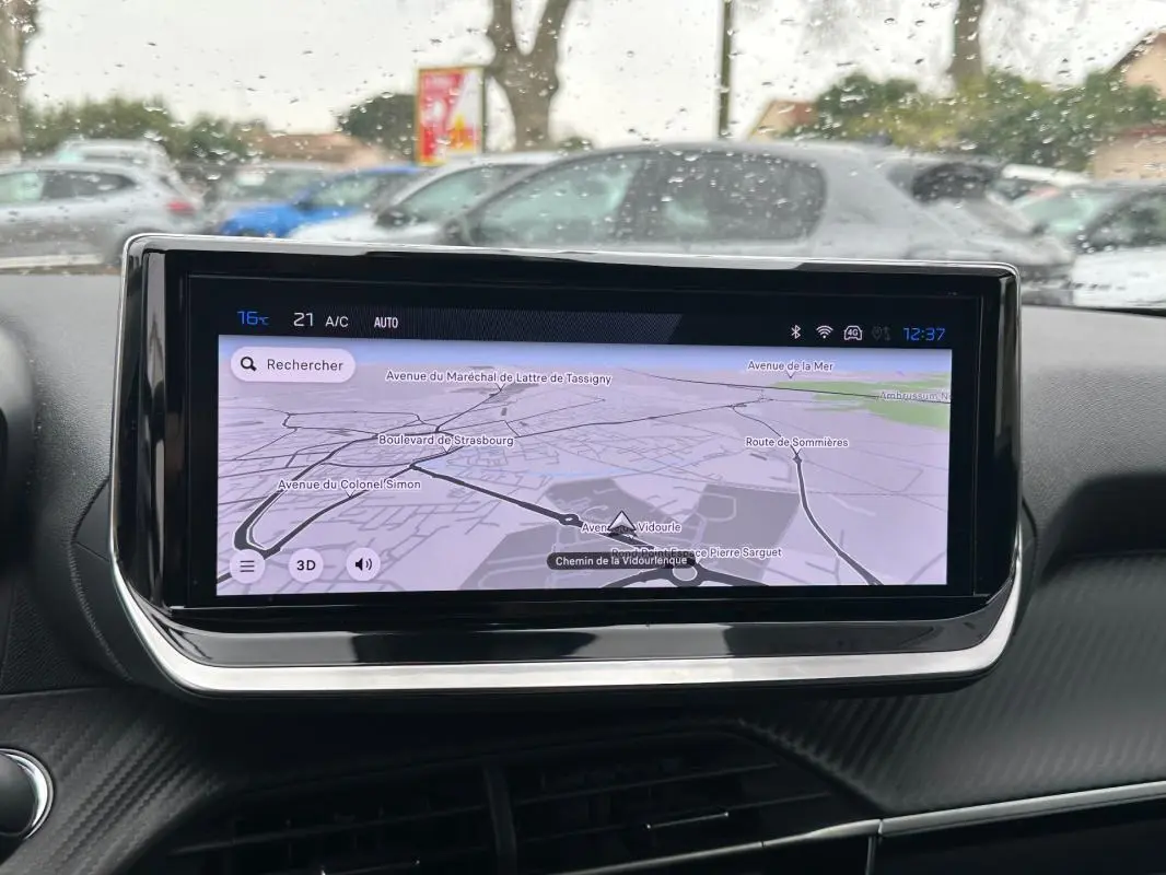 Écran tactile du système de navigation du Peugeot 2008 Hybrid 145 Allure, vue intérieure frontale.