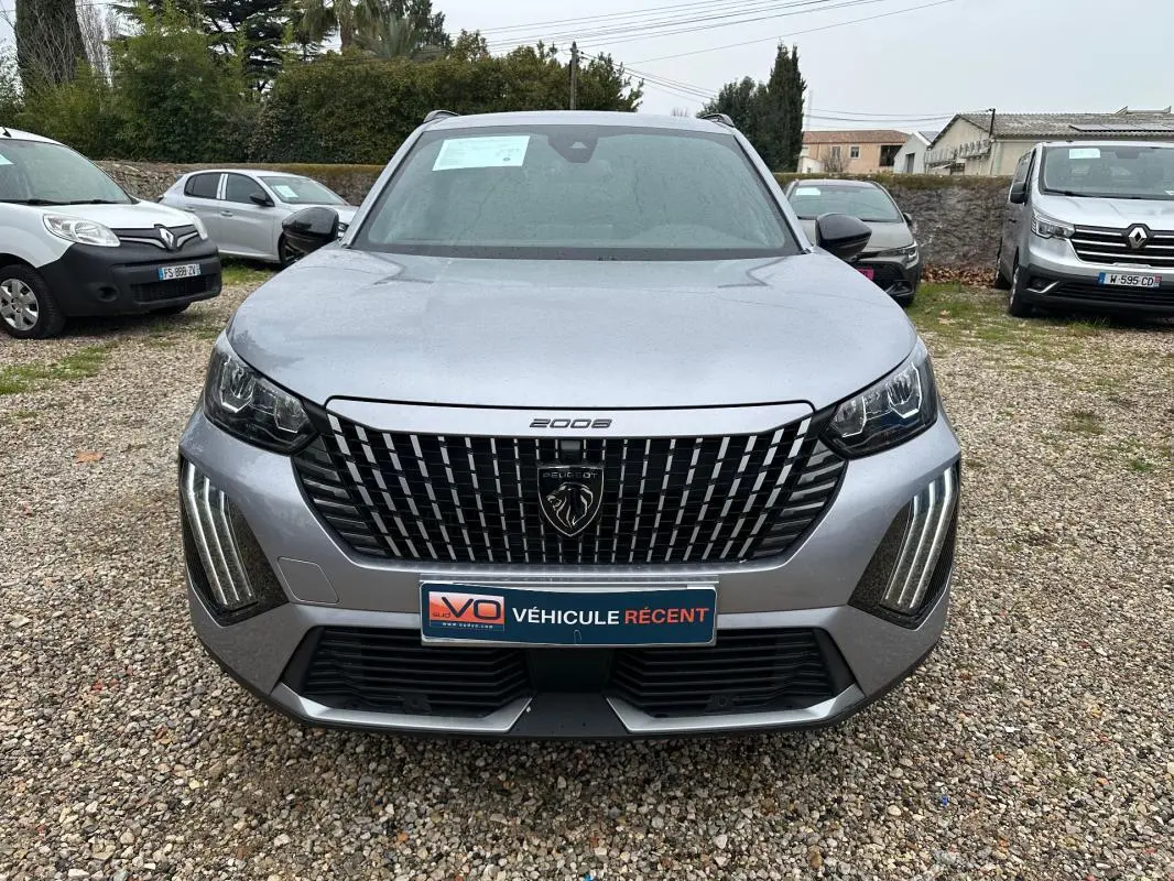 Vue de face du Peugeot 2008 Hybrid 145 gris, mettant en valeur sa calandre distinctive et ses feux LED verticaux.