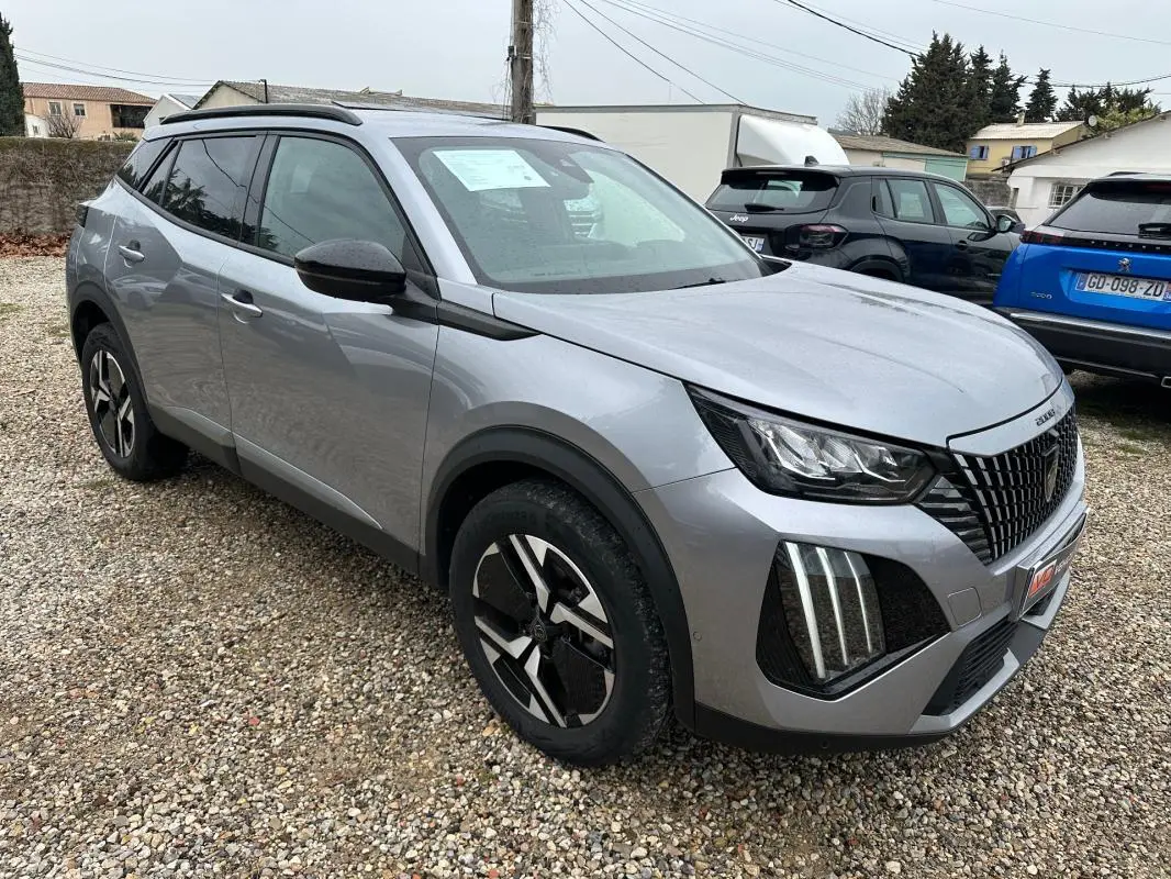 Peugeot 2008 Hybrid 145 gris vue 3/4 avant droit, avec calandre distinctive et jantes alliage 17 pouces.