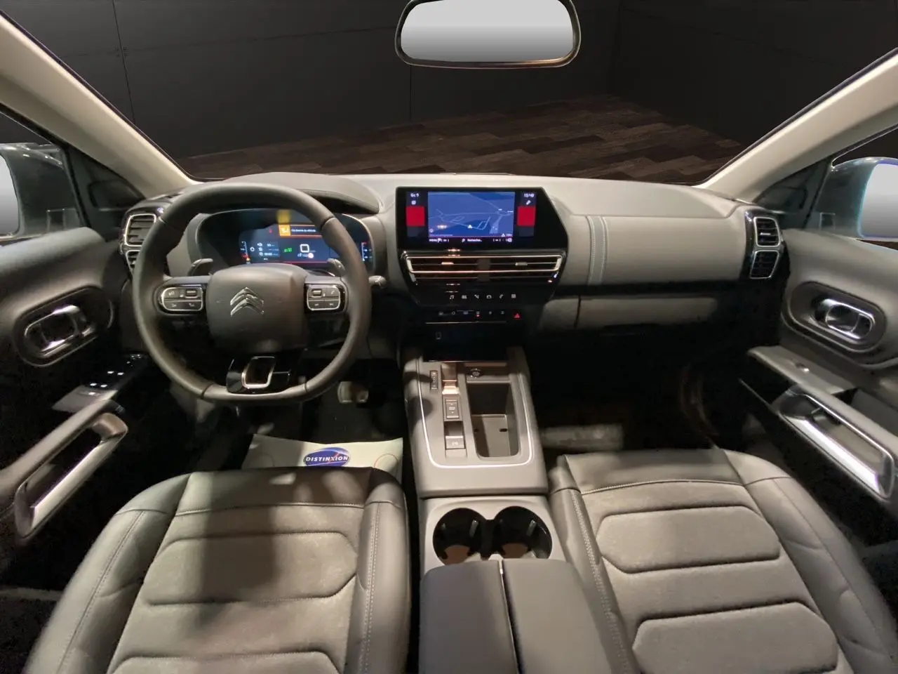 Intérieur noir du Citroën C5 Aircross 2024, vue frontale du tableau de bord avec écran tactile et volant multifonction.