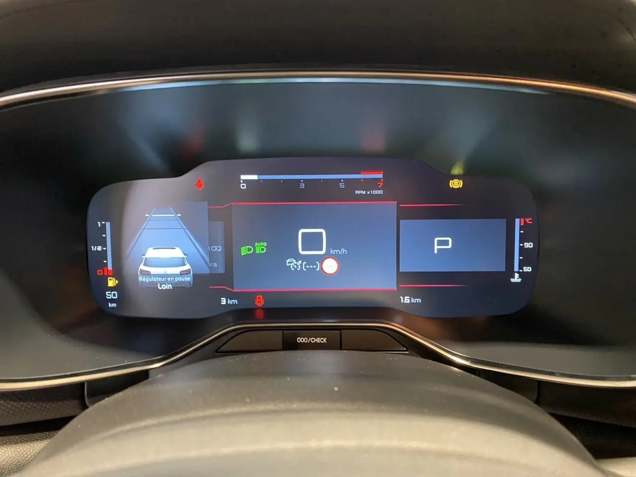 Tableau de bord numérique du Citroën C5 Aircross 2024 montrant la vitesse à 0 km/h et l'aide à la conduite active.