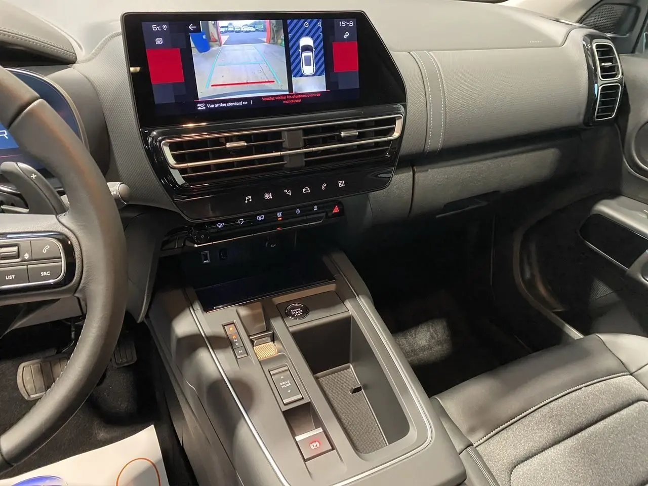 Vue intérieure du tableau de bord et console centrale du Citroën C5 Aircross 2024 avec écran tactile et volant noir.