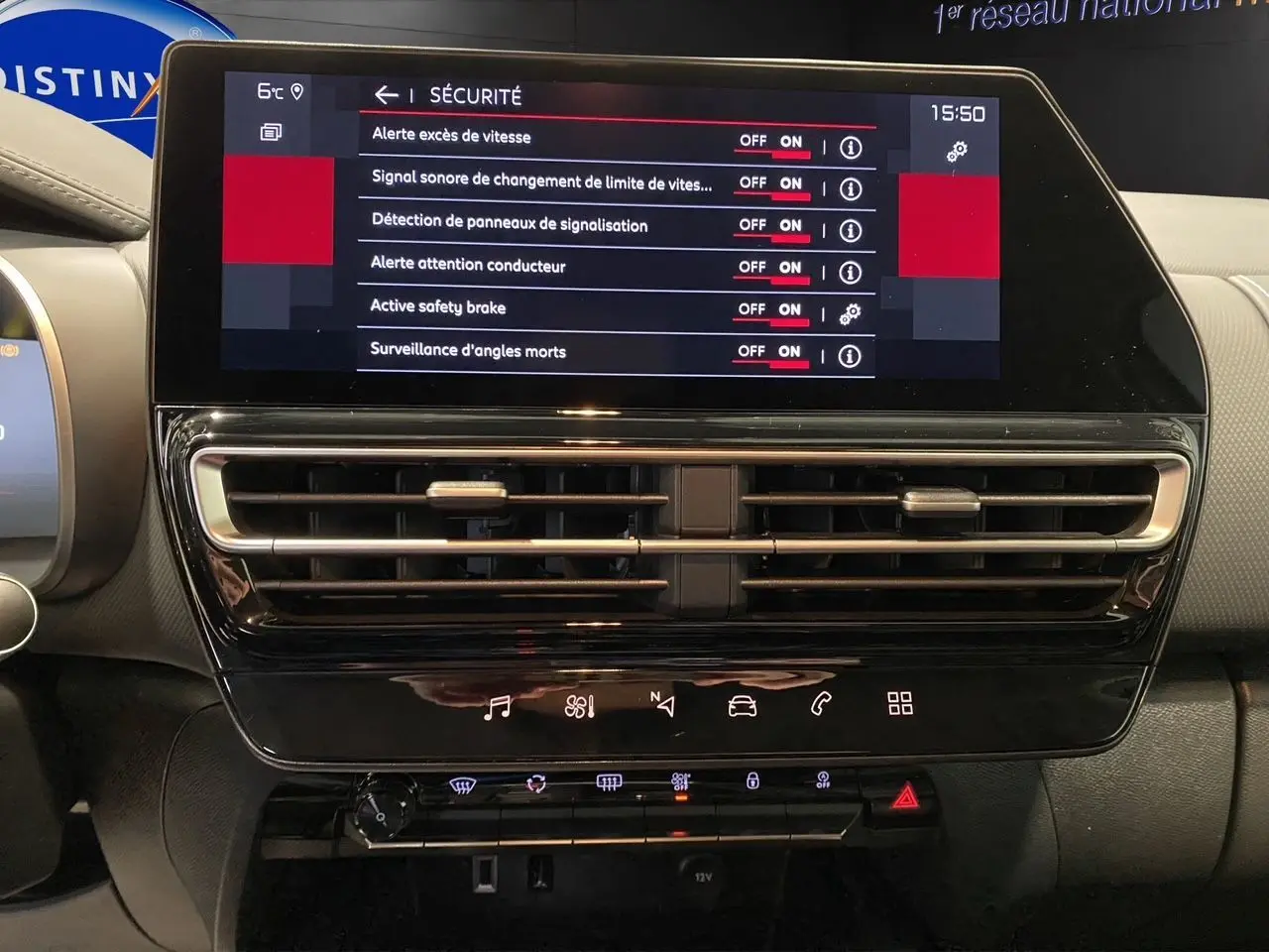 Écran tactile central du tableau de bord du Citroën C5 Aircross 2024 affichant les options de sécurité, avec aérateurs noirs en dessous.