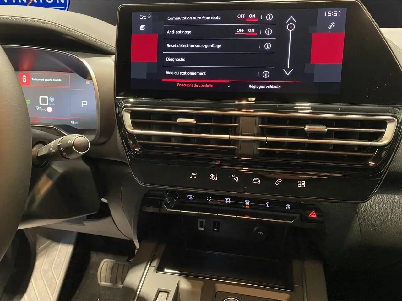 Tableau de bord et console centrale du Citroën C5 Aircross 2024, avec écran tactile et commandes digitales.