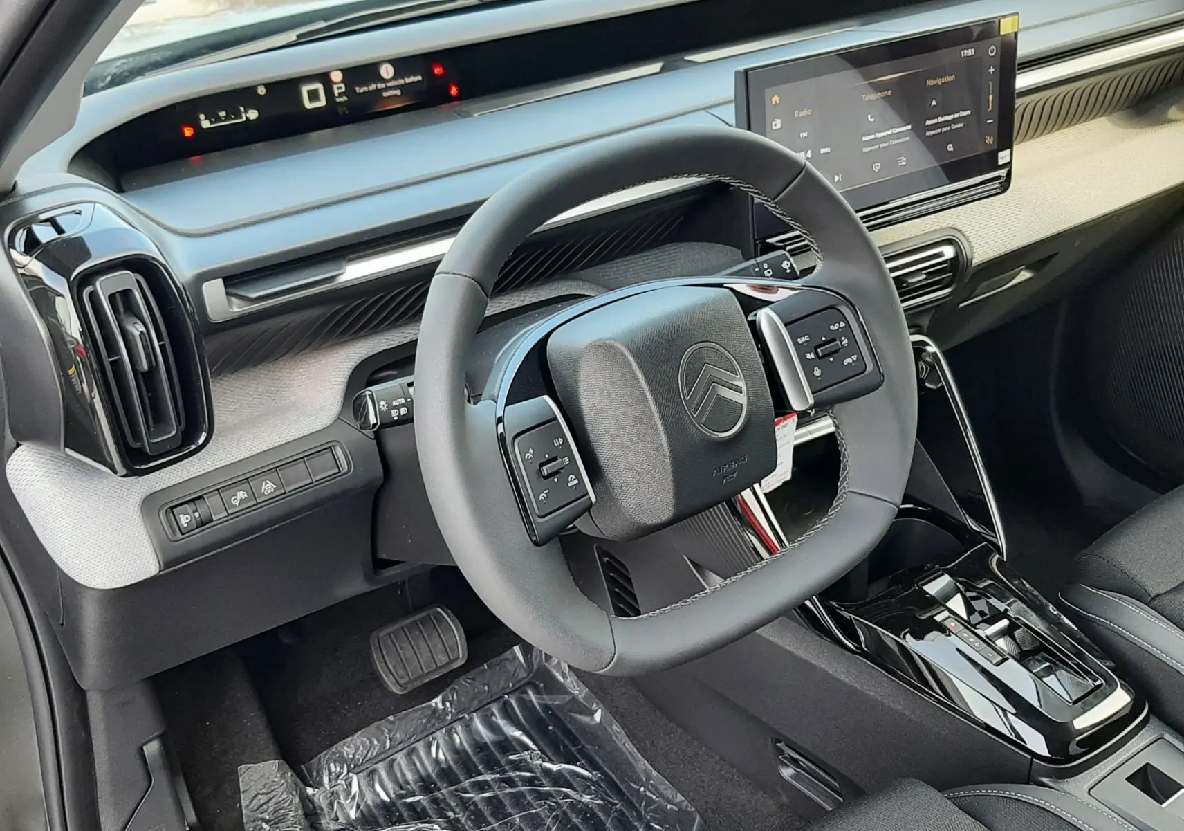 Vue intérieure côté conducteur du Citroën C3 Aircross hybride 2026, tableau de bord moderne avec écran tactile et volant multifonction.