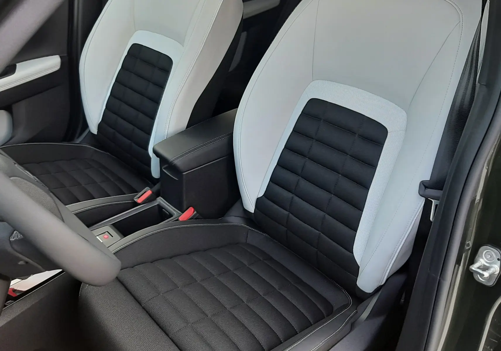 Vue intérieure rapprochée des sièges avant bicolores noir et blanc du Citroën C3 Aircross Hybride 145 E-DCS6 Max 2026.