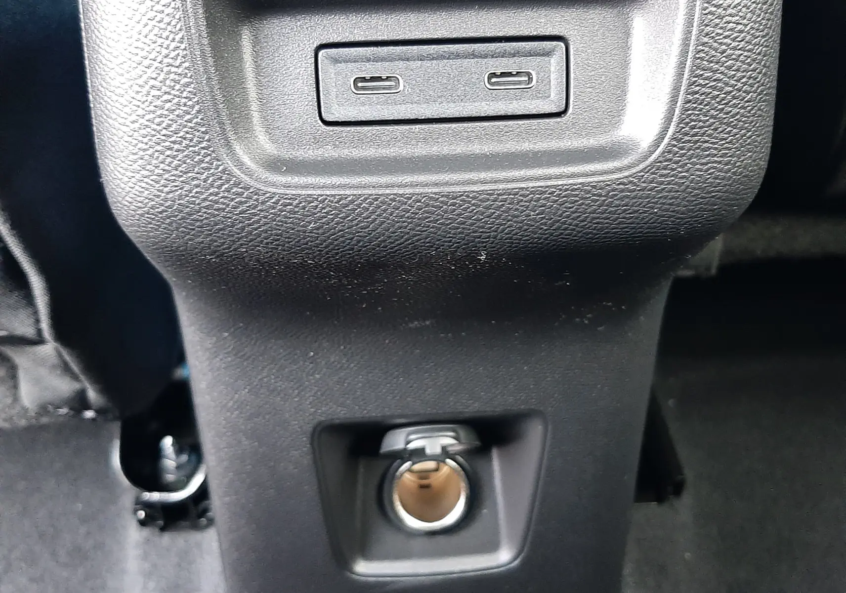 Détail de la console arrière noire du Citroën C3 Aircross hybride 2026 avec deux ports USB-C et prise 12V.