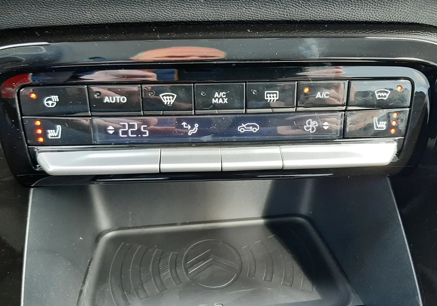 Panneau de commande de climatisation affichant 22,5°C dans l'habitacle du Citroën C3 Aircross hybride 2026.