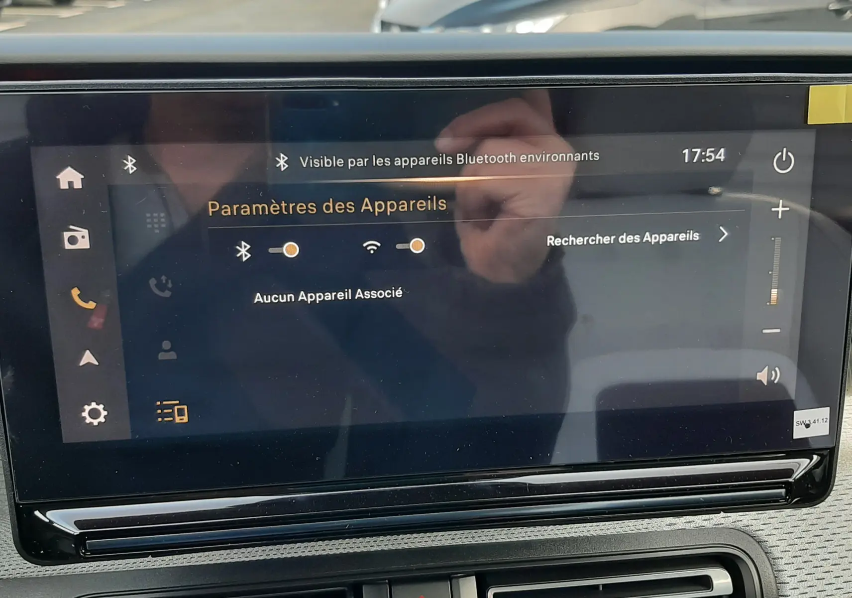 Écran tactile central du Citroën C3 Aircross hybride 2026, affichant les paramètres Bluetooth, intérieur noir.