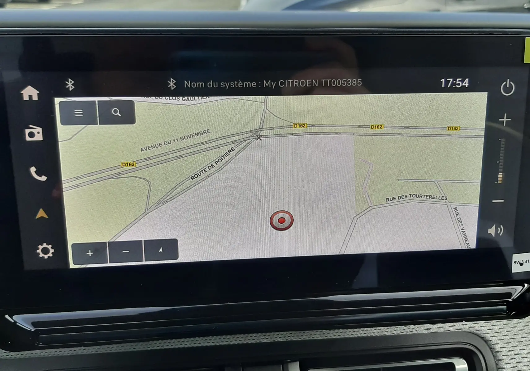 Vue intérieure centrée sur l’écran tactile du système de navigation du Citroën C3 Aircross hybride 2026.