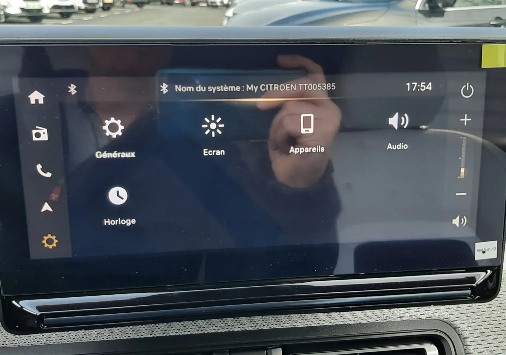 Vue intérieure du tableau de bord de la Citroën C3 Aircross hybride 2026, écran tactile affichant les réglages système.
