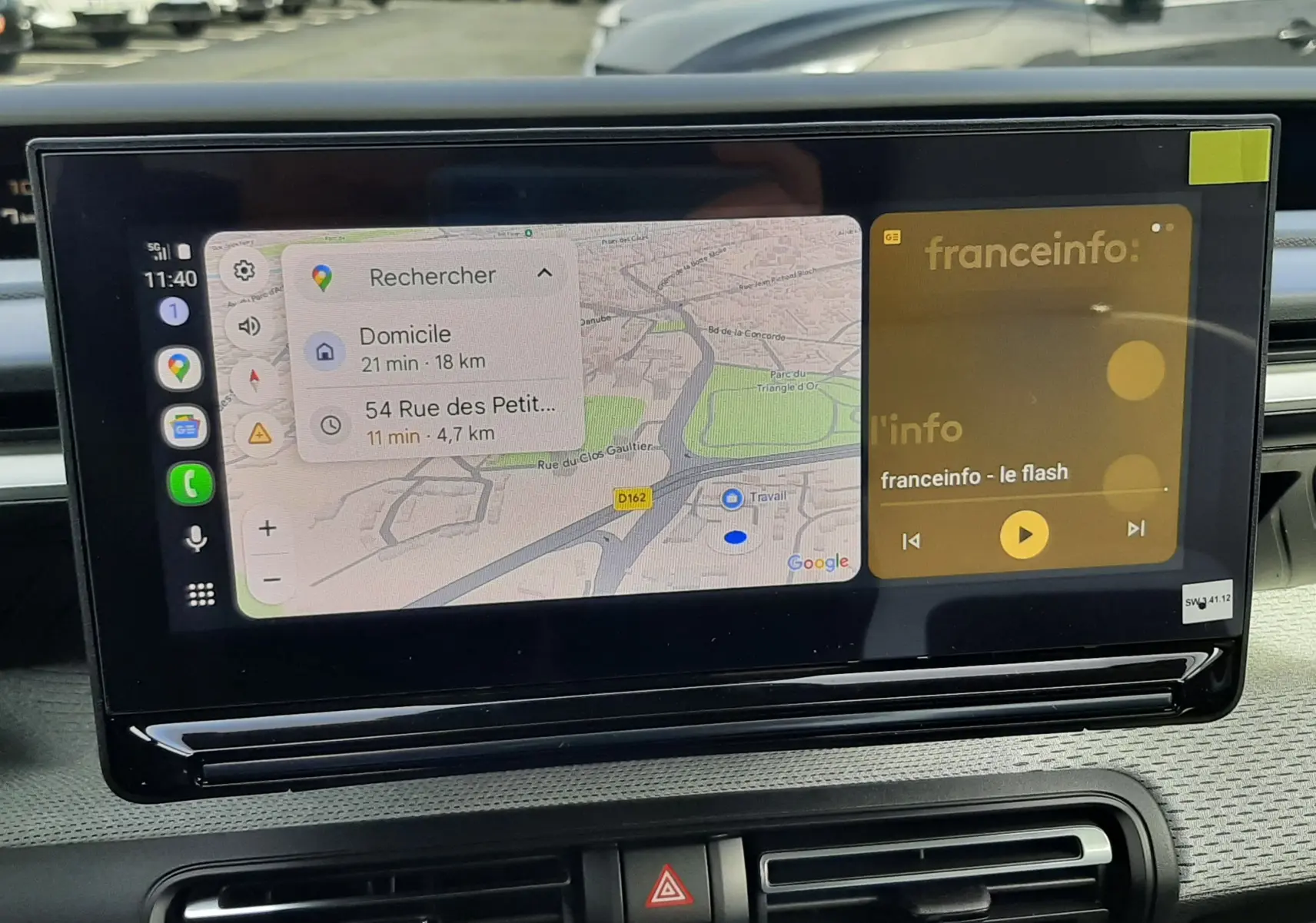 Écran tactile central affichant navigation et radio dans Citroën C3 Aircross hybride 2026, intérieur noir et blanc.