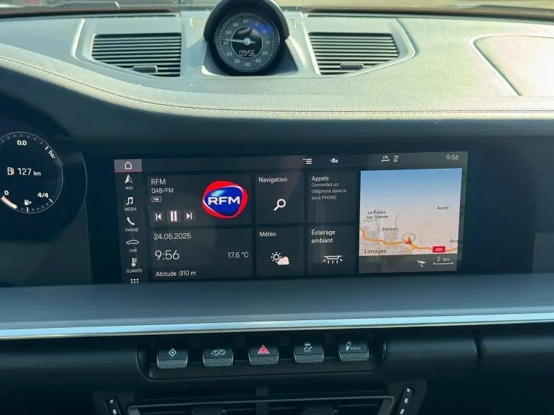Tableau de bord de Porsche 911 Turbo S 2020 vu de face, écran tactile affichant navigation et radio RFM.