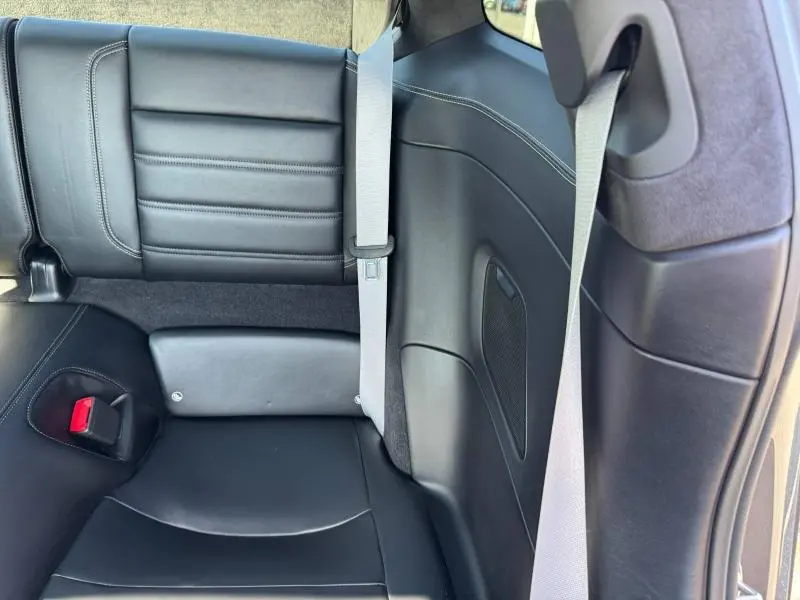 Vue rapprochée de l'assise arrière droite en cuir noir avec ceinture grise de la Porsche 911 Turbo S 2020.