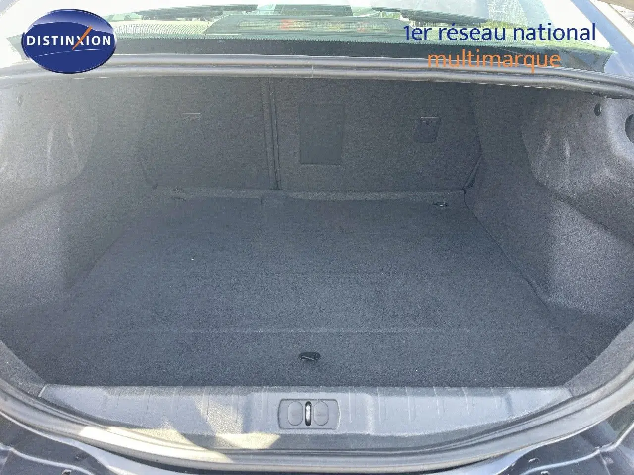 Coffre ouvert d’une Peugeot 508 GT Line noire 2026, vue arrière montrant l’espace de chargement vide et propre.