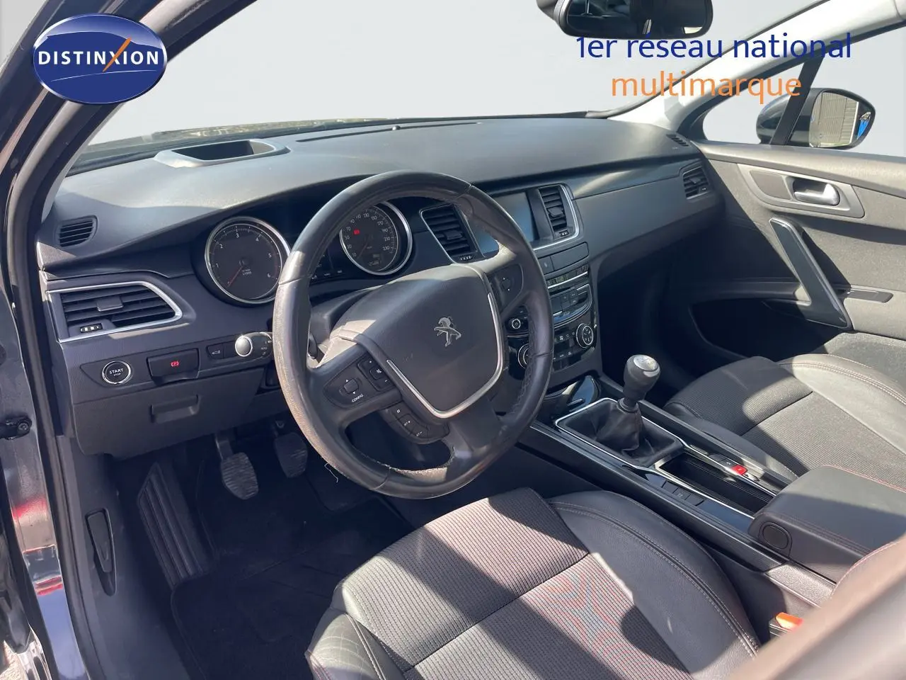 Intérieur de la Peugeot 508 GT Line 2026 vue côté conducteur, volant multifonction, boîte manuelle et sièges noirs.