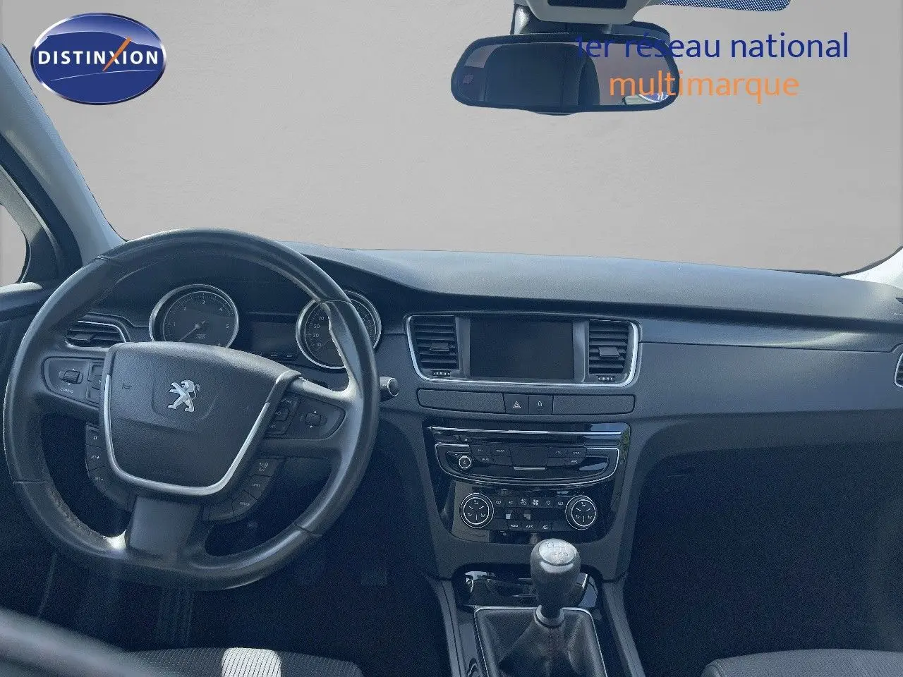 Vue intérieure frontale du tableau de bord noir et volant Peugeot d'une 508 GT Line avec boîte manuelle.