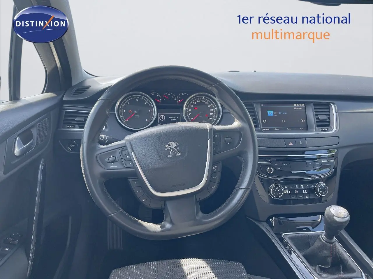Intérieur de la Peugeot 508 GT Line 2026, vue centrée sur le volant, tableau de bord et levier de vitesse manuel.