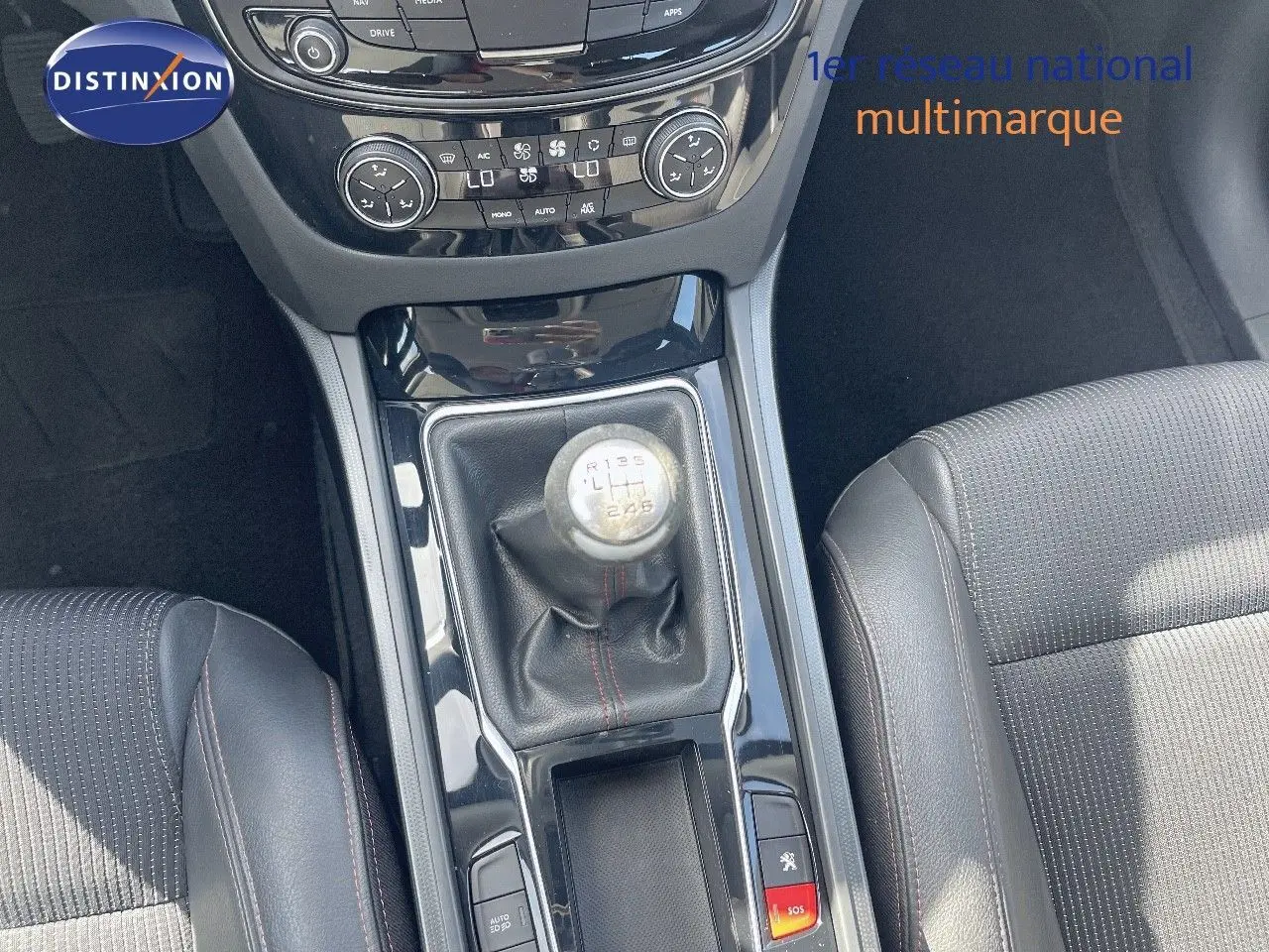 Vue intérieure centrée sur la boîte manuelle et la console centrale noire du Peugeot 508 GT Line 2026.