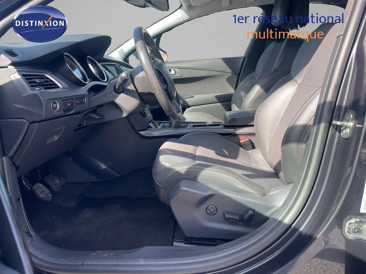 Intérieur côté conducteur de la Peugeot 508 noire 2026, vue sur les sièges en cuir et le tableau de bord avec boîte manuelle.
