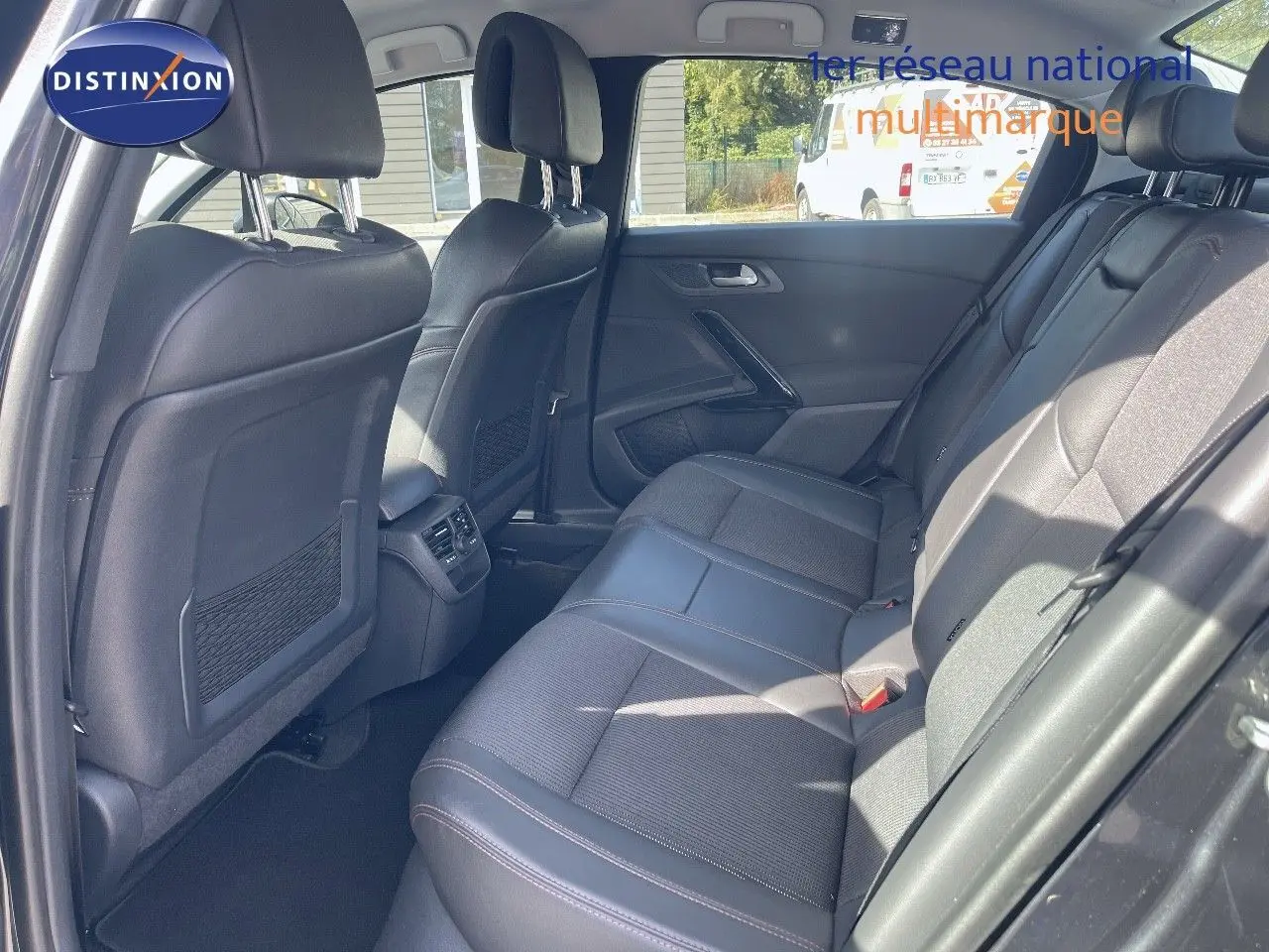 Vue intérieure côté droit des sièges arrière en cuir noir du Peugeot 508 2.0 BlueHDi GT Line 2026.