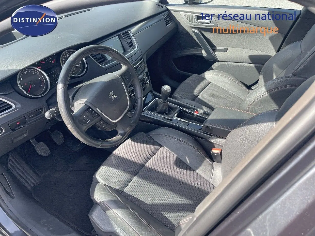 Intérieur de la Peugeot 508 GT Line 2026 vue côté conducteur, sièges noirs et boîte manuelle visible.