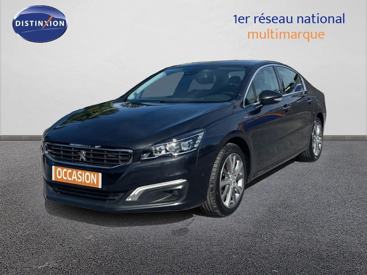 Peugeot 508 noire 2026 en 3/4 avant droit, finition GT Line avec jantes alliage et calandre distinctive.
