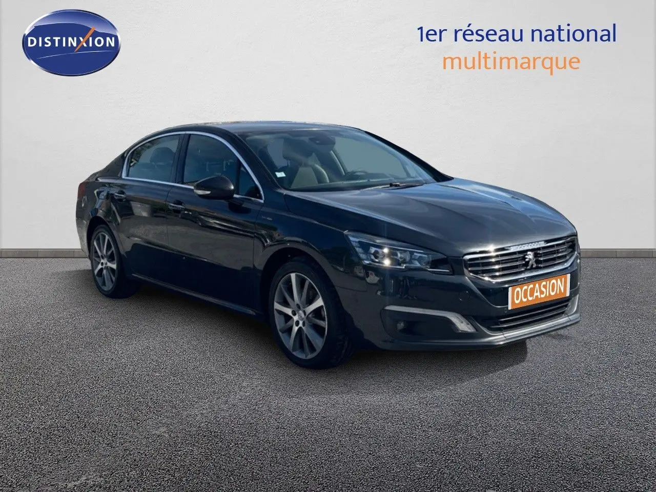Peugeot 508 noire 2.0 BlueHDi GT Line vue 3/4 avant droit avec calandre chromée et jantes alliage.