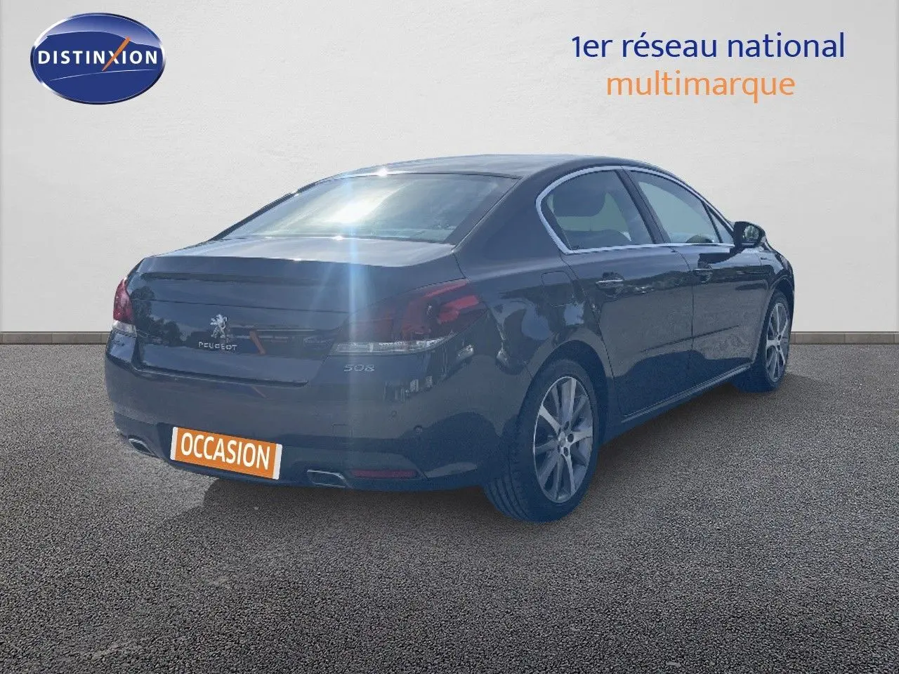 Peugeot 508 noire 2026 en 3/4 arrière droit, version GT Line avec jantes alliage et feux arrière sombres.