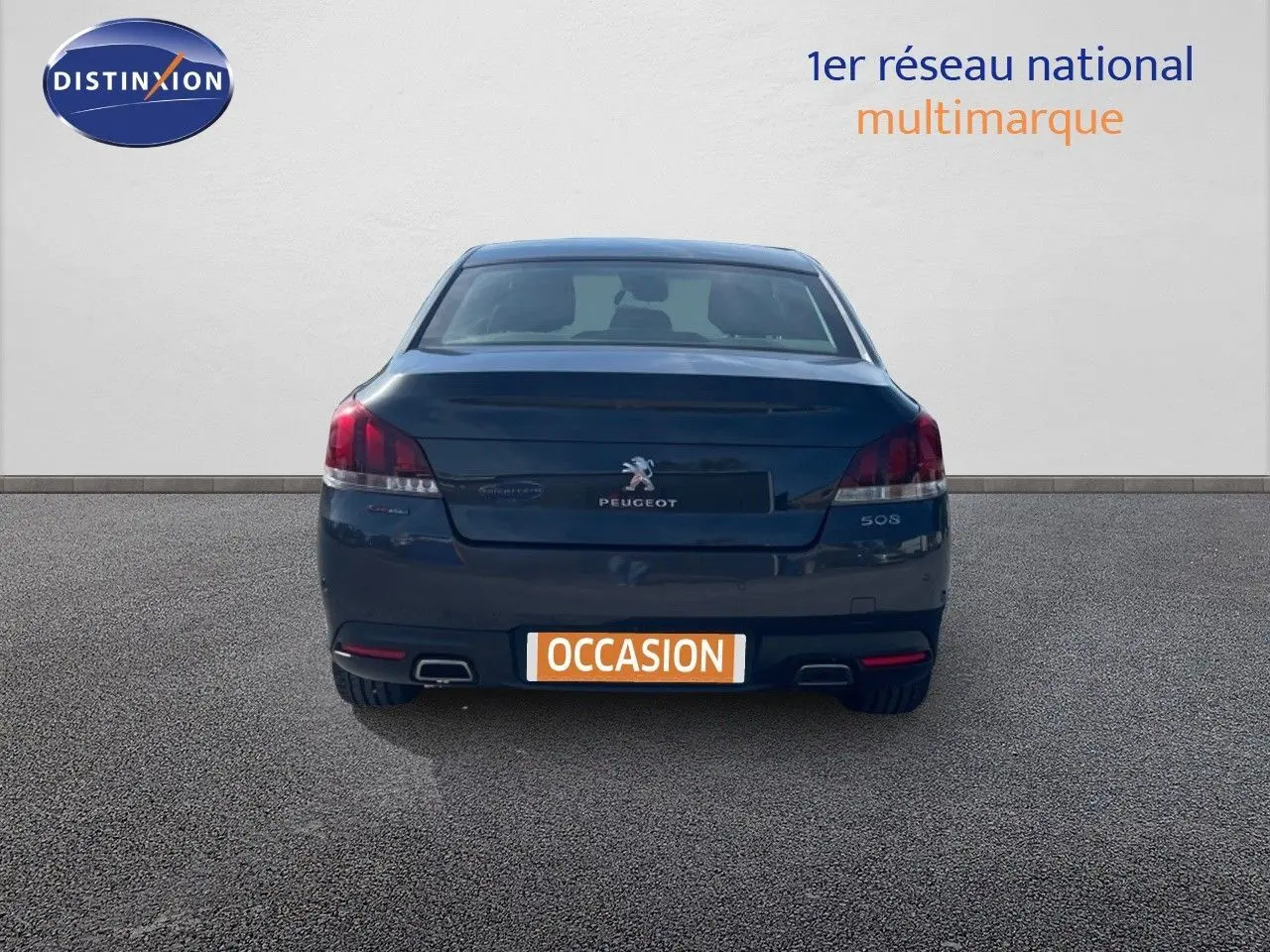 Vue arrière d'une Peugeot 508 noire 2026 GT Line avec double sortie d'échappement et feux arrière distinctifs.