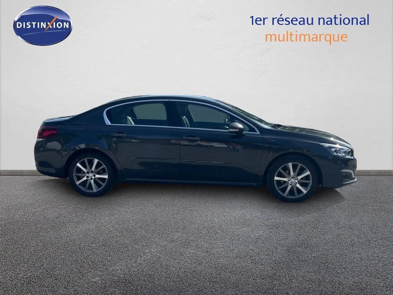 Peugeot 508 GT Line noire vue de profil côté gauche, soulignant ses lignes élégantes et ses jantes alliage.