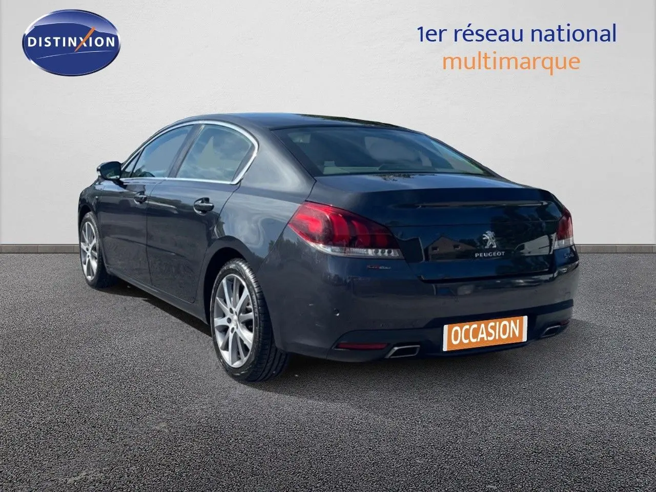 Peugeot 508 noire en 3/4 arrière droit, version GT Line avec feux arrière LED et double sortie d’échappement.